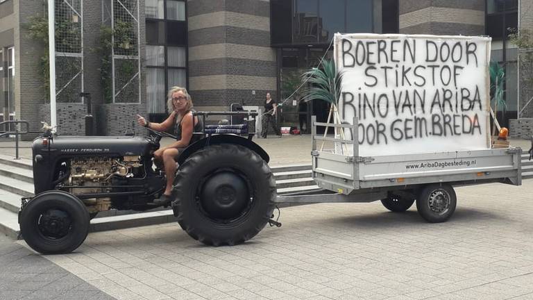 Rino Driessen protesteert met zijn trekker voor het stadskantoor in Breda.