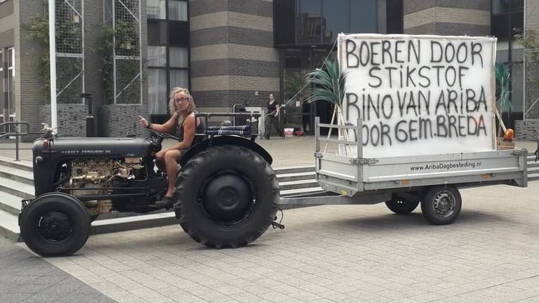 Rino Driessen met zijn trekker voor het stadskantoor in Breda.