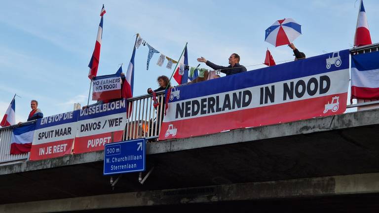 Sinds 11 juli staan de demonstranten elke werkdag op deze brug (foto: Noël van Hooft).