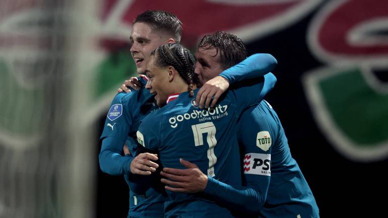 Spelers van PSV vieren de goal (Foto: ANP)