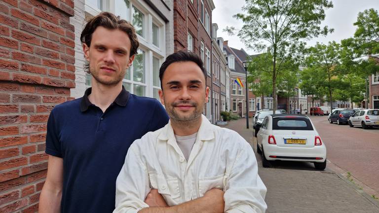 Buren hangen massaal regenboogvlaggen uit na vernieling van vlag homostel