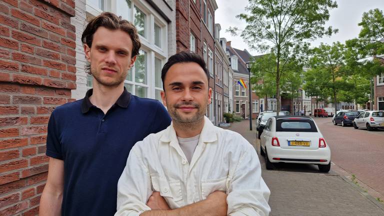 Jesse en Deniz zijn blij dat hun buren hen zo massaal steunen met eigen regenboogvlaggen (Foto: Noël van Hooft).