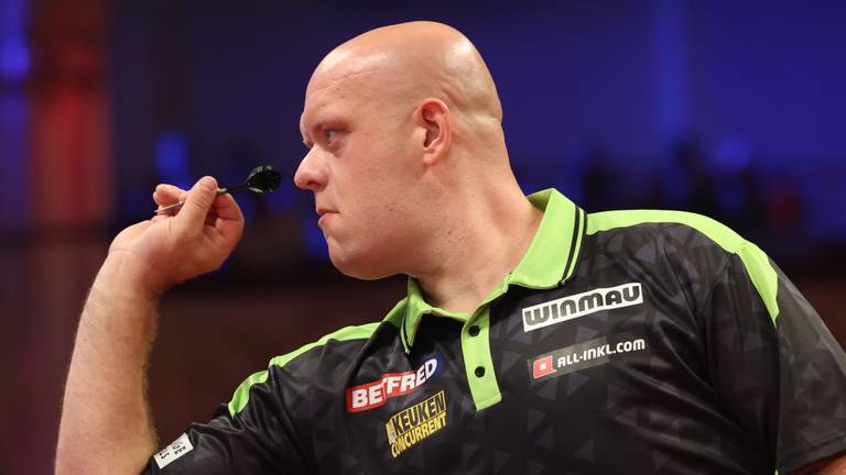 Michael van Gerwen, geconcentreerd bezig tijdens zijn partij tegen Raymond van Barneveld (foto: ANP).