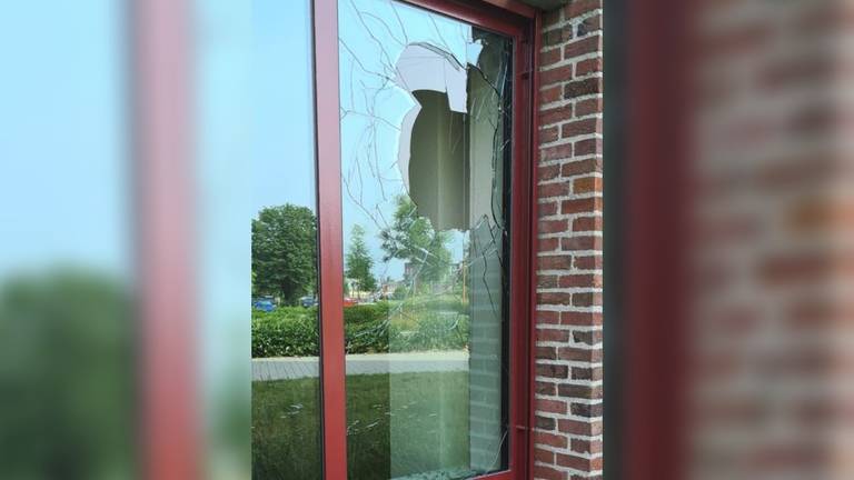 Het vernielde raam (foto: Politie Heusden/Facebook).