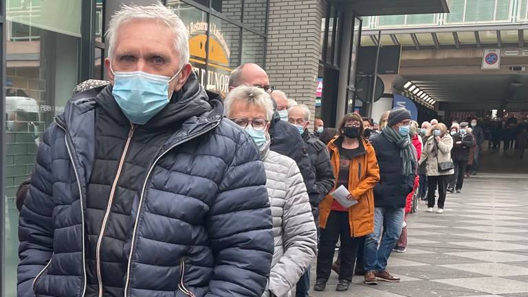 In de rij voor een boosterprik in Beursgebouw Eindhoven (foto: Tonnie Vossen).