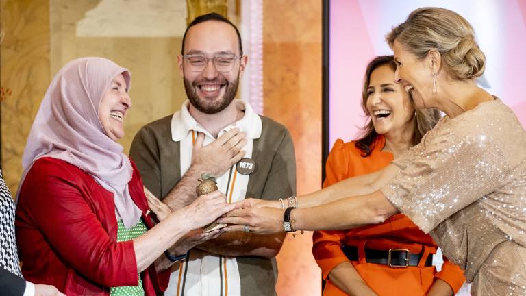 Esra (links), haar zoon Ziya (midden) en Leyla (rechts) in gesprek met koningin Máxima (foto: ANP). 