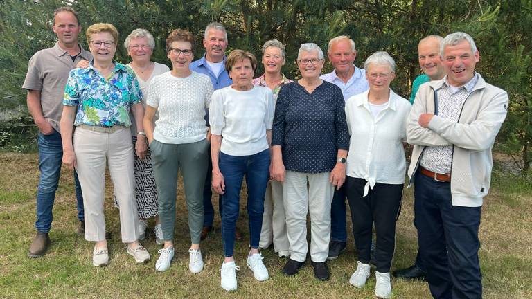 De familie Peters v.l.n.r.: Hennie (62, Asten), Ans (73, Beek en Donk), Rina (76, Deurne-Zeilberg), Elly (63, Someren-Heide), Jan (69, Milheeze), Tonny (75, Deurne), Rieky (70, Son), Jeanne (72. Liessel), Thomas (79, Milheeze), Toos (77, Bakel), Frans (68