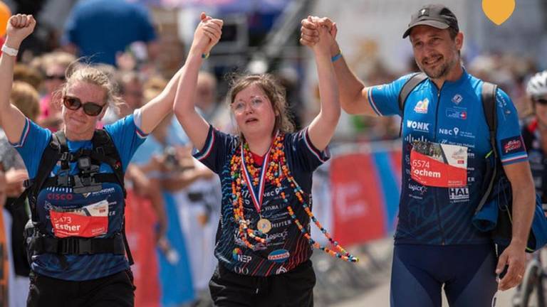 Lotte met haar ouders op de finish van de Alpe d'Huez (foto: Alpe d'Huez).