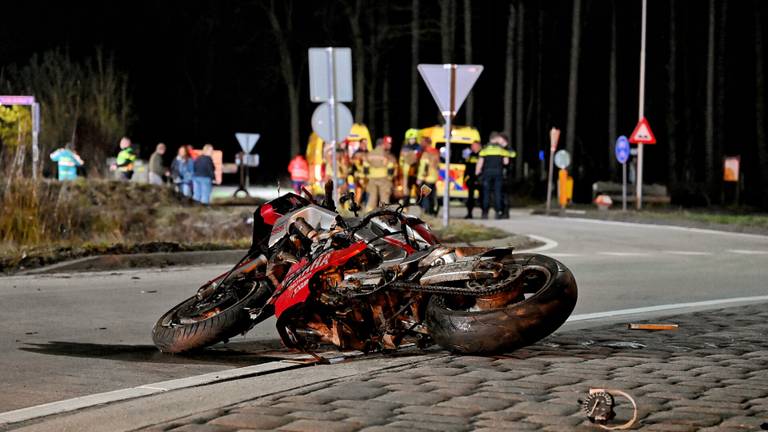 Man en vrouw belanden zwaargewond in het water na ongeluk met motor