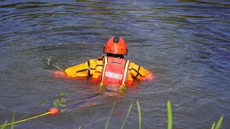 Duikers zochten naar een spoor van de man in het water (foto: Jeroen Stuve/SQ Vision).