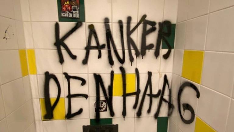 In Den Haag werd door NAC-fans onder meer een muur bij het toilet beklad.