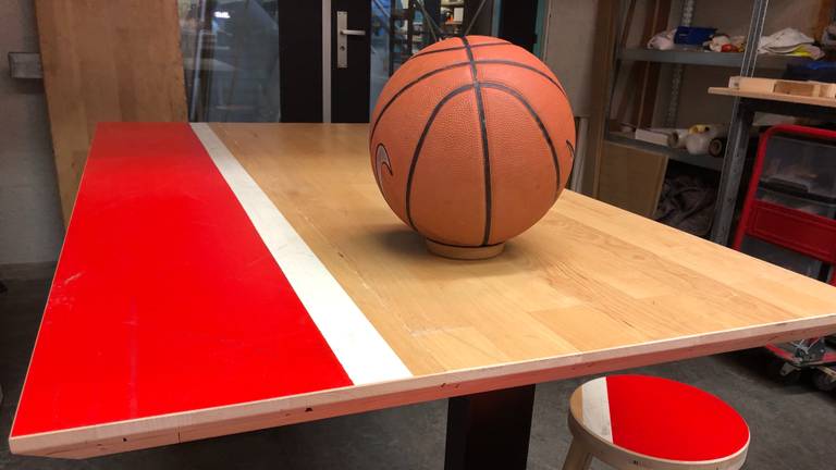 Van de houten basketbalvloer worden nu bureaus gemaakt (foto: Rogier van Son).