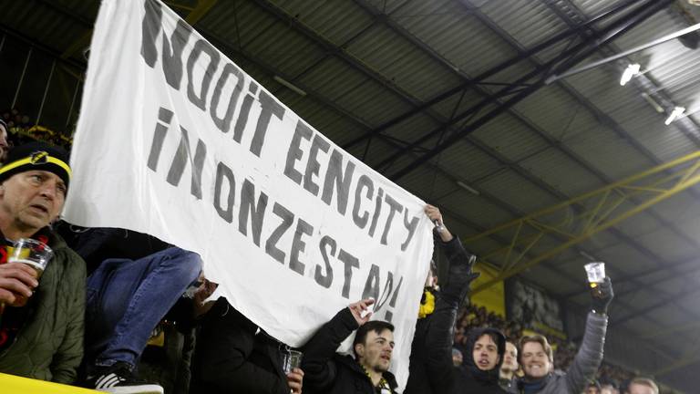 NAC-supporters met een spandoekt tegen City Football Group (Foto: ANP)