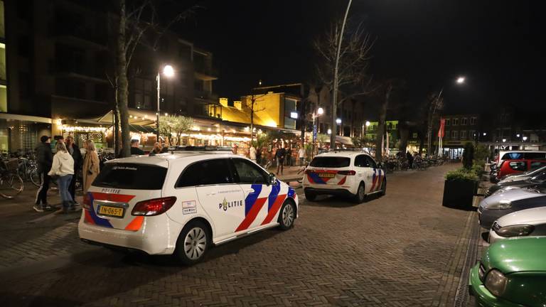 De politie onderzoekt wat er gebeurde op de Markt in Uden (foto: Kevin Kanters/SQ Vision).