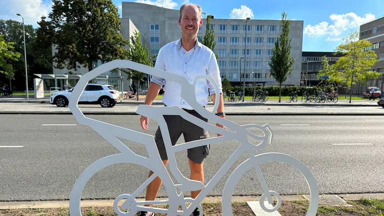 Wethouder Daan Quaars bij het kunstwerk voor La Vuelta.