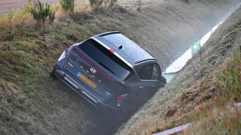 De auto belandde in een sloot in Sprundel (foto: Perry Roovers/SQ Vision).