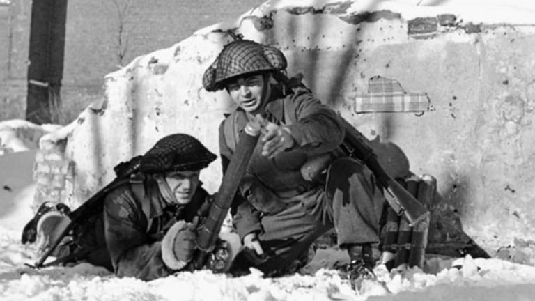 Canadese soldaten vuren een mortier af achter de kerk in Cuijk eind 1944 (foto: archief).