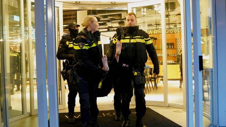 De politie draagt een demonstrant het ING-gebouw uit (foto: Bart Meesters / SQ Vision