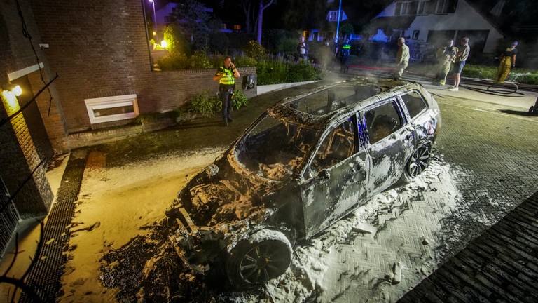 Drie auto's werden dinsdagnacht door brand verwoest in Eindhoven (foto: SQ Vision).