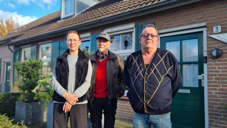 Marij van Oorschot, Theo Hendriks en Hans van de Weijer voelen zich niet meer veilig door hun buurman (foto: Rochelle Moes). 