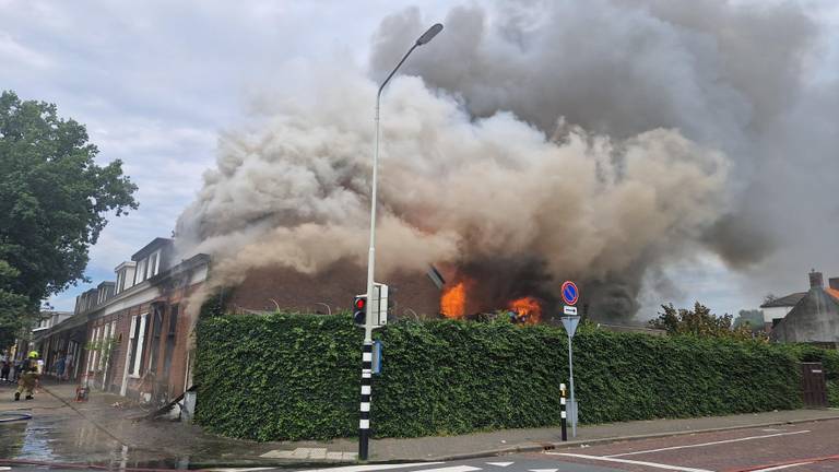 Vlammen slaan uit het dak bij grote woningbrand in Breda