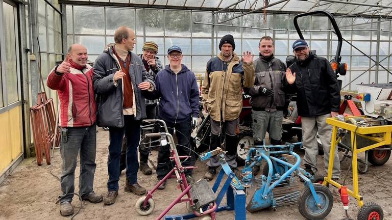 Bewoners en begeleiders van Bronlaak, kort voordat een aantal van hun apparatuur werd gestolen (foto: Pim Donkersloot).