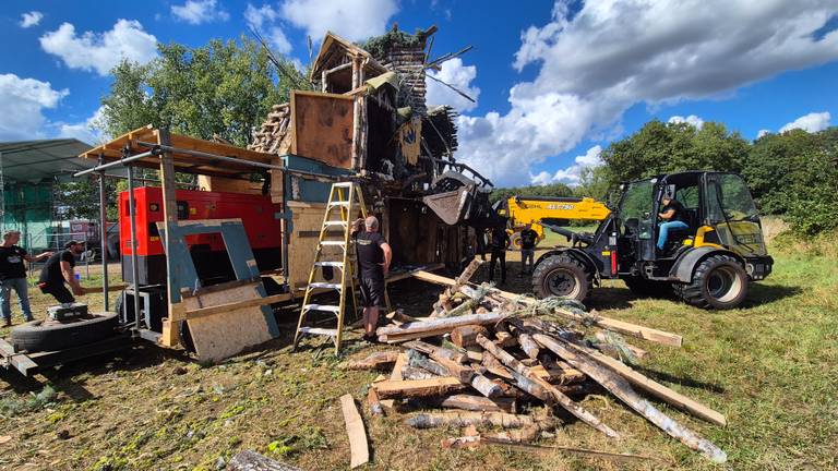 Van de winnende wagen is al snel weinig meer over (foto: Collin Beijk).