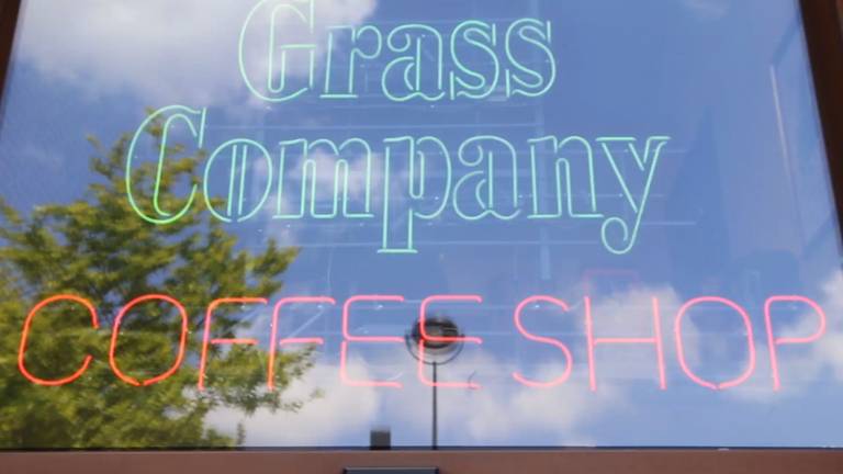 De gemeente Tilburg wil vestigingen van coffeeshop The Grass Company sluiten.