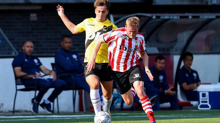 Sparta-verdediger Laurent Jans probeert Kaj de Rooij van de bal af te schermen (Foto: Orange Pictures). 