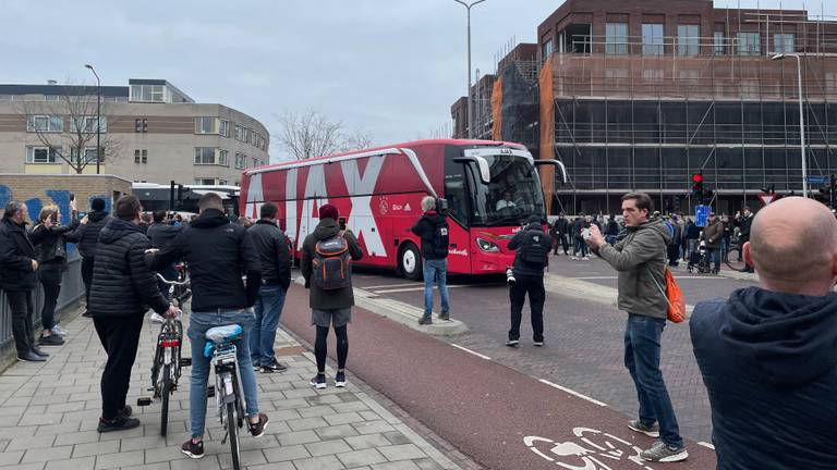 De spelersbus van Ajax onderweg naar het stadion van PSV (foto: Imke van de Laar).