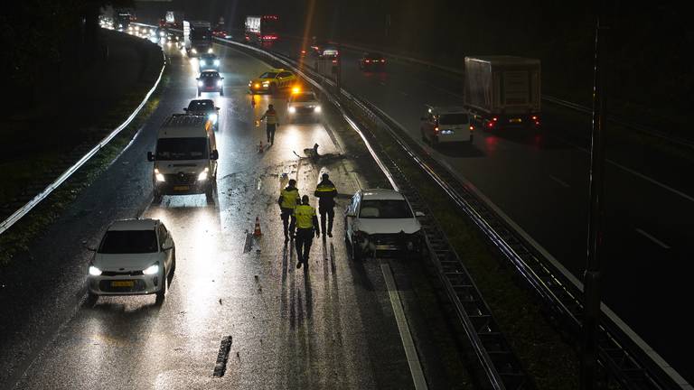 Het ging rond zeven uur maandagochtend mis op de A27 van Gorinchem richting Breda, bij Oosterhout (foto: Jeroen Stuve/SQ Vision).