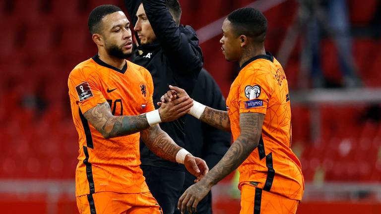 Steven Bergwijn komt voor Memphis Depay in Oranje (Foto: ANP)