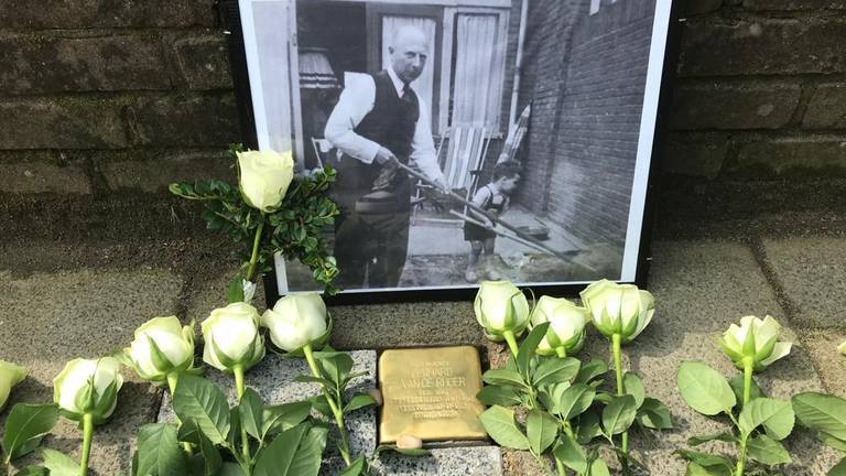 De Stolperstein in Breda met een foto van Gerhard van de Rhoer en kleinzoon (foto: Nick Meuwese).