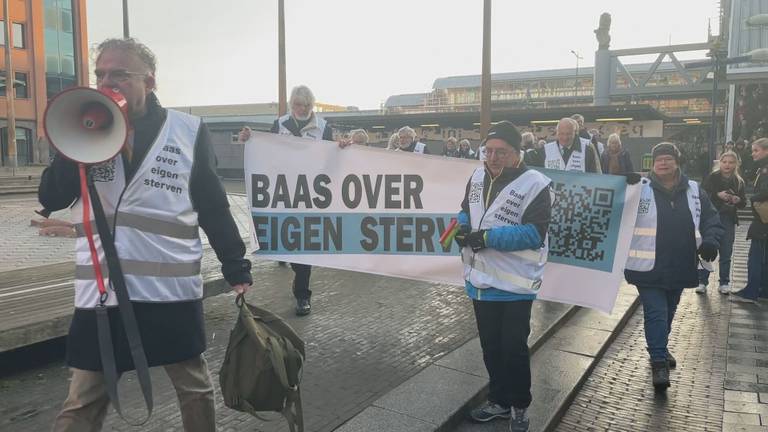 De demonstranten trekken van het station naar de rechtbank.