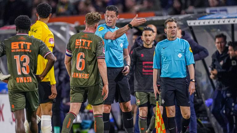 Scheidsrechter Jeroen Manschot gebaart de spelers naar de kleedkamer (foto: Orange Pictures).