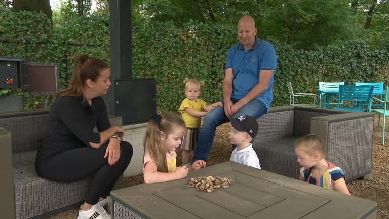 Het gezin van Jolanda en Brian in Villa Pardoes. (foto: Leon Hagedoorn)