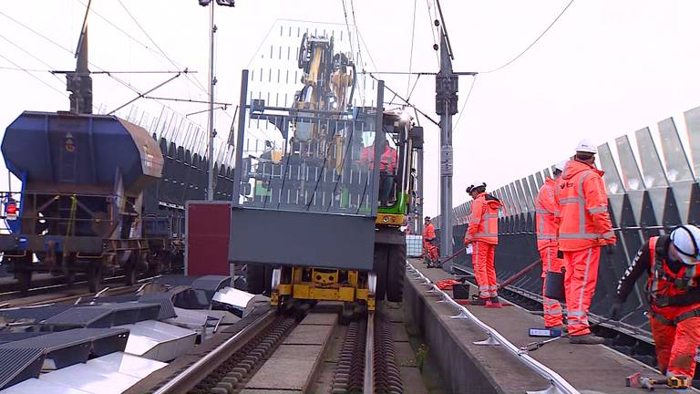 In totaal worden 1500 panelen geplaatst (foto: Raymond Merkx).