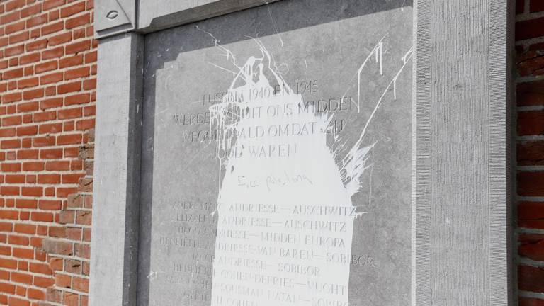 Witte verf op het monument (foto: SK-Media).