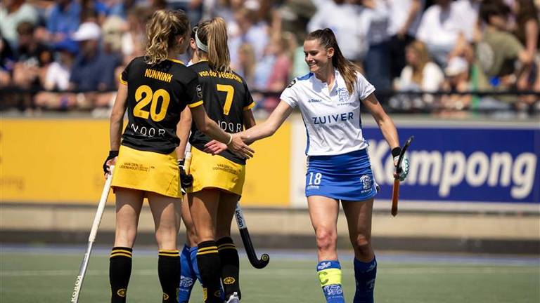 Lidewij Welten neemt afscheid na haar laatste hockeywedstrijd. (foto: ANP)