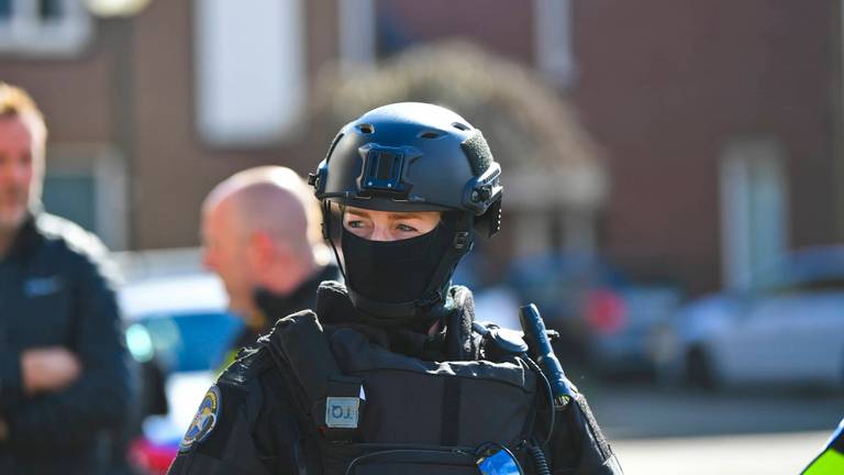 Verwarde vrouw steekt matras in brand en bedreigt agenten met mes