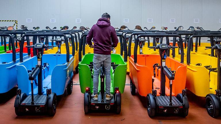 De nieuwe Stints staan klaar in een bedrijfshal in Nijkerk. (Foto: Koen van Weel/ANP)