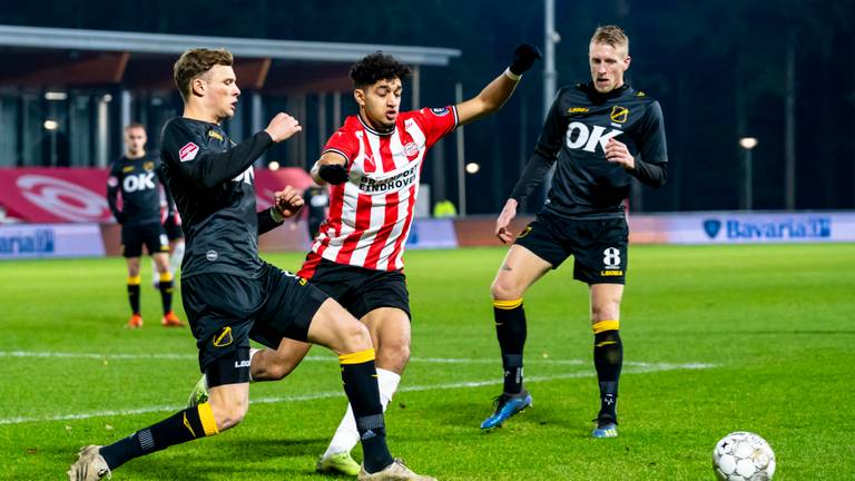 Sydney van Hooijdonk (l) scoorde de gelukmaker voor NAC tegen Jong PSV (foto: Maricmedia)