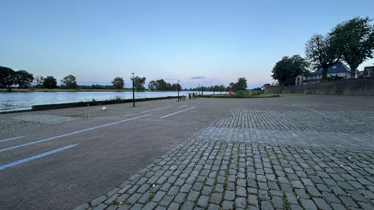 Evenement afgelast door stijgend waterpeil van de Maas: 'We balen enorm' (foto: Peter Linders). 