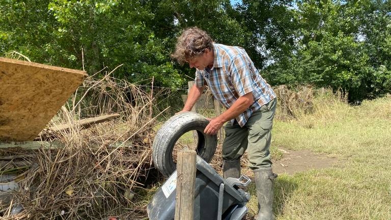 Een winkelwagentje, een autoband: er ligt nog van alles in de uiterwaarden