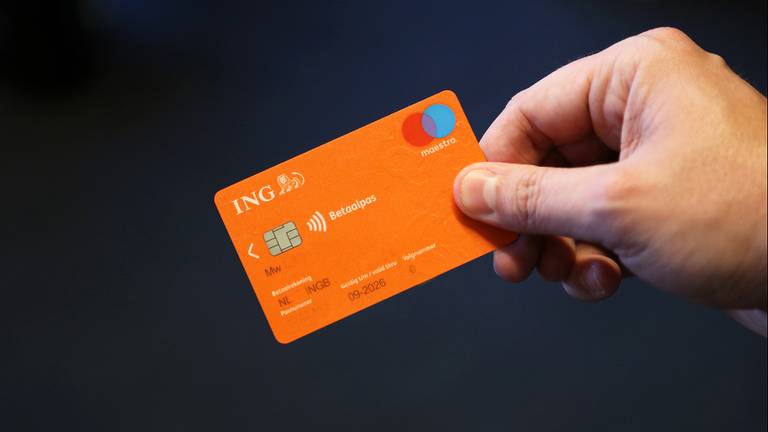 Fraudeur belt aan om pinpas te stelen, agent opent de voordeur voor hem