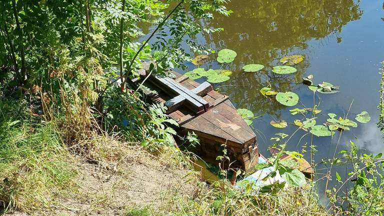 Mysterieuze doodskist drijft in het water in Breda