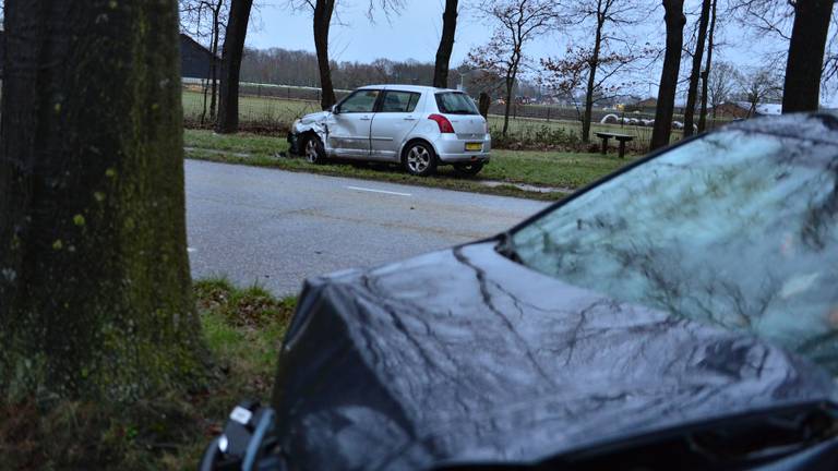 De twee wagens die betrokken waren bij het ongeluk op de Vlierdenseweg in Deurne (foto: Walter van Bussel/SQ Vision Mediaprodukties).