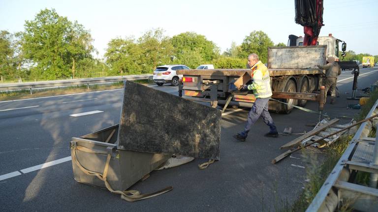 De vrachtwagen verloor spullen op de A2 bij Maarheeze (foto: WdG/SQ Vision).