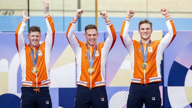 Roy van den Berg, Harrie Lavreysen en Jeffrey Hoogland ontvangen hun gouden plak (foto: ANP/Koen van Weel).