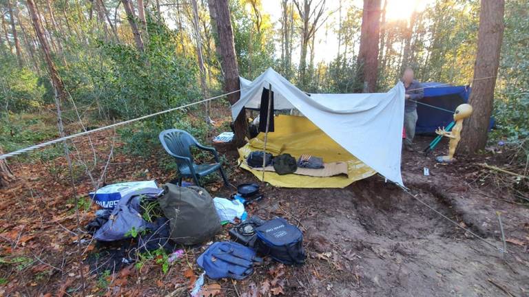 Een tent van een arbeidsmigrant midden in de bossen (foto: ZuidWest Update).